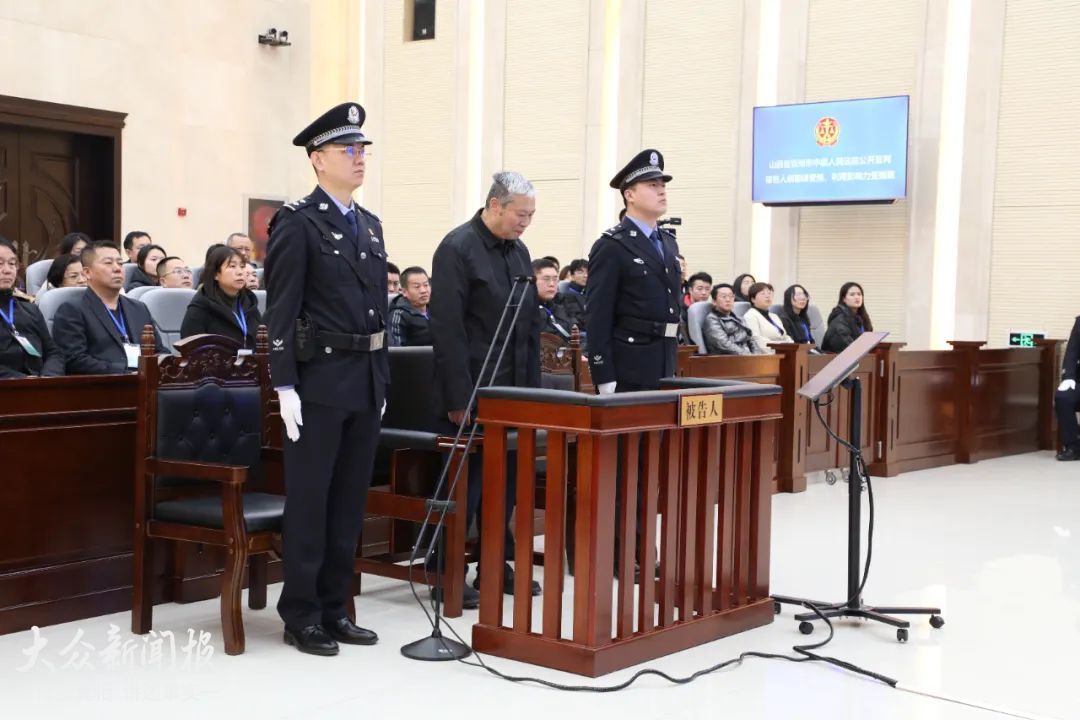 <strong>受贿、利用影响力受贿！内蒙古自治区高级人民法院原党组书记、</strong>