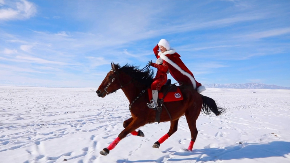 <strong>痛悼！贺娇龙抢救无效离世，红斗篷身影永远定格在47岁</strong>