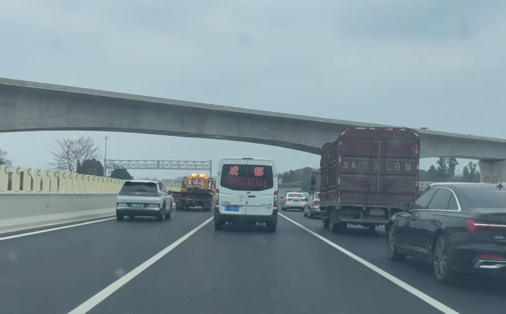 现场目击：成都城南高速四辆执法车并排行驶致大面积车辆滞留缓行