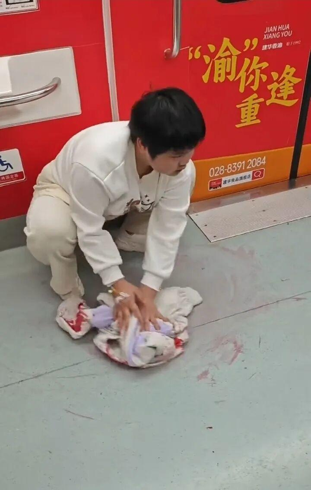 众鸣时评！重病女孩的善意感动全网